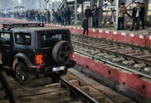 ರೈಲ್ವೆ ಹಳಿಗಳ ಮೇಲೆ ನುಗ್ಗಿದ ಮಹೀಂದ್ರಾ ಥಾರ್: ಆಮೇಲೇನಾಯ್ತು?