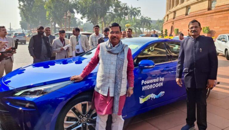 ಹೈಡ್ರೋಜನ್ ಕಾರ್ ಯುಗಕ್ಕೆ ಕೇಂದ್ರ ಸಚಿವ ಪ್ರಹ್ಲಾದ್ ಜೋಶಿ ಚಾಲನೆ