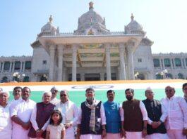 ಬೆಳಗಾವಿ: ವಿಶ್ವದ ಎರಡನೇ ಅತಿದೊಡ್ಡ ಖಾದಿ ರಾಷ್ಟ್ರೀಯ ಧ್ವಜ ಅನಾವರಣ