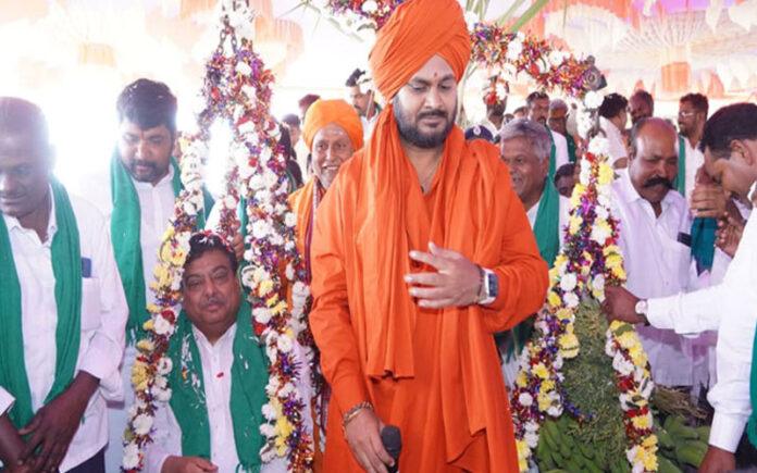 tulabhara-by-farmers-for-mb-patil-at-tikota-vijayapura