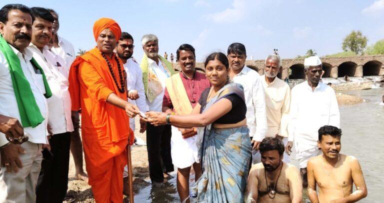 ಪುಣ್ಯಸ್ನಾನದಲ್ಲಿ ಪರಿಸರ ಜಾಗೃತಿ: ಕಡಲೆ ಹಿಟ್ಟಿನ ಪಾಕೇಟ್ ವಿತರಣೆ