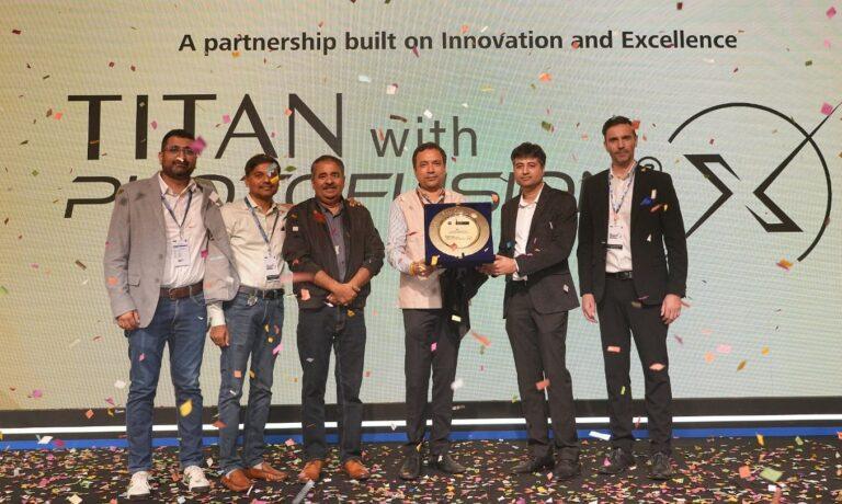 ಗ್ರಾಹಕರಿಗೆ ಎಕ್ಸ್‌ಲೆನ್ಸ್ ತಂತ್ರಜ್ಞಾನ ಪರಿಚಯಿಸುತ್ತಿರುವ ಟೈಟಾನ್ ಐ+