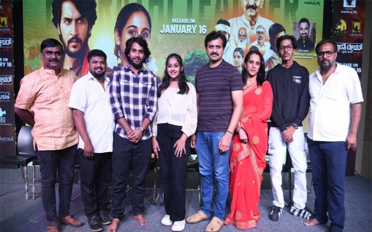 ಕನ್ನಡದ ಮಹತ್ವ ಸಾರಲು ಚಿತ್ರಮಂದಿರಗಳಿಗೆ ಬಂದ ‘ಭಾರತಿ ಟೀಚರ್’ ಕನ್ನಡದ ಮಹತ್ವ ಸಾರಲು ಚಿತ್ರಮಂದಿರಗಳಿಗೆ ಬಂದ ‘ಭಾರತಿ ಟೀಚರ್’