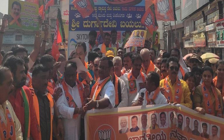 ಹುಬ್ಬಳ್ಳಿ: ಮನೆ ಹಂಚಿಕೆ ತಾರತಮ್ಯ ಖಂಡಿಸಿ ಪ್ರತಿಭಟನೆ