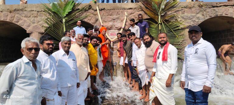 ಶತಮಾನ ಕಂಡ ಮಲಪ್ರಭಾ ಸೇತುವೆಗೆ ಗ್ರಾಮಸ್ಥರಿಂದ ಪೂಜೆ