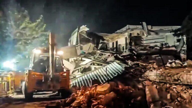 ದೆಹಲಿ ಮಸೀದಿ ಬಳಿ ಅತಿಕ್ರಮಣ ತೆರವು ಕಾರ್ಯಾಚರಣೆ – ಪೊಲೀಸರ ಮೇಲೆ ಕಲ್ಲುತೂರಾಟ, ಐವರು ಗಾಯ