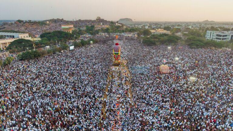 ಲಕ್ಷಾಂತರ ಭಕ್ತರ ಉದ್ಘೋಷದ ಮಧ್ಯೆ ಗವಿಶ್ರೀ ಮಹಾರಥೋತ್ಸವ