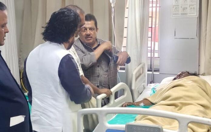 hubballi-cutout-collapse-injured-visited-by-housing-minister-zameer-ahmed-khan