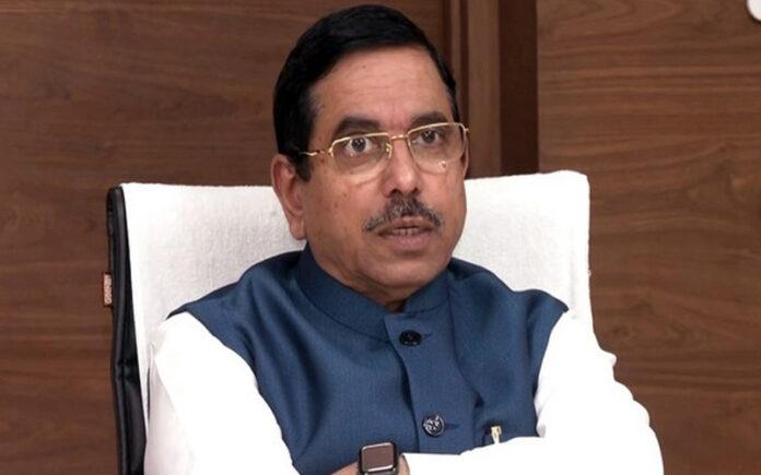 hubballi-police-assault-woman-pralhad-joshi-condemns-congress-government