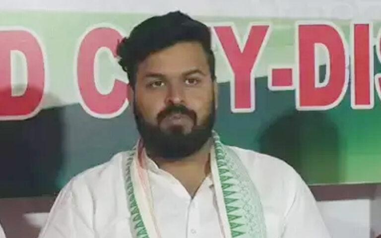 ಹುಬ್ಬಳ್ಳಿ: ವಿವಸ್ತ್ರ ಪ್ರಕರಣ, ಶಾಸಕ ಟೆಂಗಿನಕಾಯಿ ಟೂಲ್ಕಿಟ್ – ರಜತ್ ಆರೋಪ ಹುಬ್ಬಳ್ಳಿ: ವಿವಸ್ತ್ರ ಪ್ರಕರಣ, ಶಾಸಕ ಟೆಂಗಿನಕಾಯಿ ಟೂಲ್ಕಿಟ್ – ರಜತ್ ಆರೋಪ