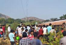 ಬಳ್ಳಾರಿ: ಟ್ಯಾಂಕರ್ ಪಲ್ಟಿ – ಎಣ್ಣೆಗಾಗಿ ಮುಗಿಬಿದ್ದ ಜನ