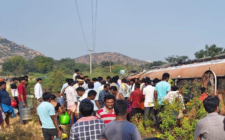 ಬಳ್ಳಾರಿ: ಟ್ಯಾಂಕರ್ ಪಲ್ಟಿ – ಎಣ್ಣೆಗಾಗಿ ಮುಗಿಬಿದ್ದ ಜನ