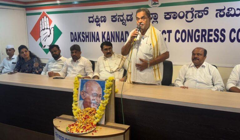 ವಿದೇಶದಲ್ಲಿ ಗಾಂಧೀಜಿ ಕೊಂಡಾಟ, ದೇಶದಲ್ಲಿ ಅಪಚಾರ: ಇದು ಮೋದಿ ಅವರ ಹಿಪೊಕ್ರೆಸಿ