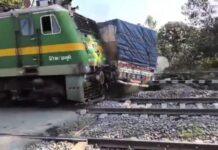 ಕ್ರಾಸಿಂಗ್ನಲ್ಲಿ ನಿಂತಿದ್ದ ಟ್ರಕ್ಗೆ ರೈಲು ಡಿಕ್ಕಿ: ವಿಡಿಯೋ ವೈರಲ್