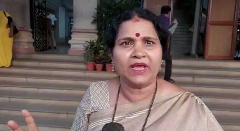 ಮಹಿಳೆಯರಿಗೆ ಅಗೌರವ ಹೇಳಿಕೆ: ಭಾರತಿ ಸಭಾತ್ಯಾಗ