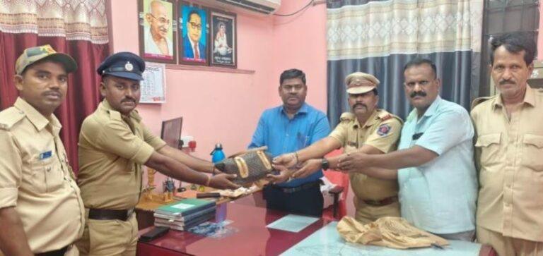 ಚಿನ್ನಾಭರಣ ಮರಳಿಸಿ ಪ್ರಾಮಾಣಿಕತೆ ಮೆರೆದ ಬಸ್ ಚಾಲಕ