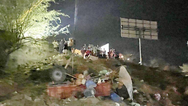 ಕಂದಕಕ್ಕೆ ಬಿದ್ದ ಟ್ರ್ಯಾಕ್ಟರ್: ಮಗು ಸೇರಿ ನಾಲ್ವರು ಸಾವು..!