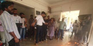 ಧಾರವಾಡ: ಸಂಶೋಧನಾ ಪ್ರಬಂಧಕ್ಕೆ ಬೆಂಕಿ ಹಚ್ಚಿ ಪ್ರತಿಭಟನೆ