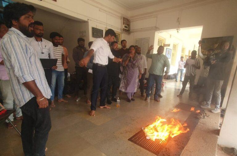 ಧಾರವಾಡ: ಸಂಶೋಧನಾ ಪ್ರಬಂಧಕ್ಕೆ ಬೆಂಕಿ ಹಚ್ಚಿ ಪ್ರತಿಭಟನೆ
