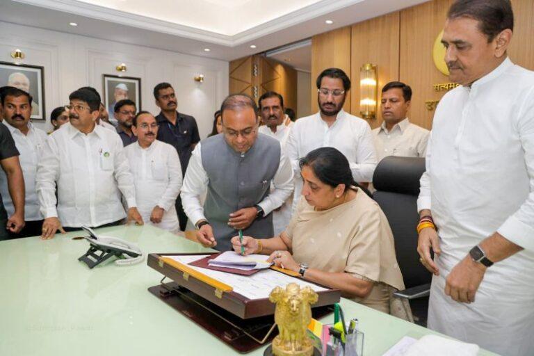 ಮಹಾರಾಷ್ಟ್ರದ ಮೊದಲ ಮಹಿಳಾ ಡಿಸಿಎಂ ಸುನೇತ್ರಾ ಅಧಿಕಾರ ಸ್ವೀಕಾರ