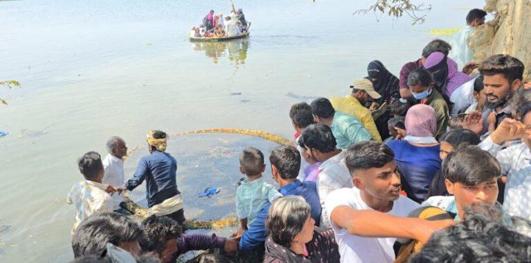 ತೆಪ್ಪ ಮಗುಚಿದರೂ ಪಾರಾದ ಭಕ್ತರು