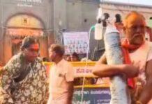 ಆಕ್ಸಿಜನ್ ಸಿಲಿಂಡರ್ ಜತೆಯೇ ಪತ್ನಿಗೆ ದೈವದರ್ಶನ ಮಾಡಿಸಿದ ಪತಿ