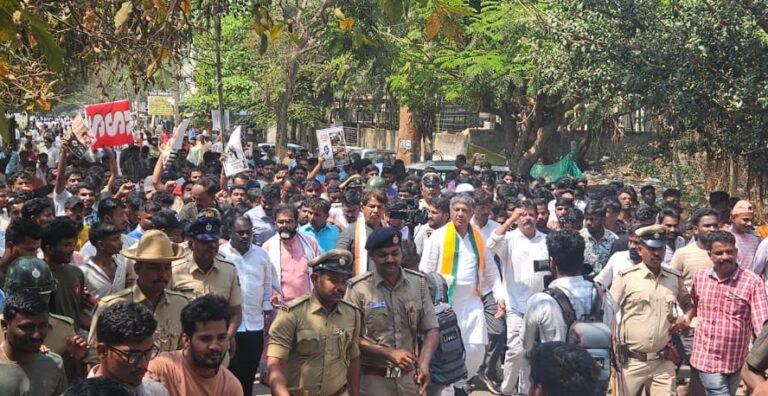 ಧಾರವಾಡ: ಉದ್ಯೋಗಾಕಾಂಕ್ಷಿಗಳ ಹೋರಾಟಕ್ಕೆ ವಿಪಕ್ಷ ನಾಯಕರ ಎಂಟ್ರಿ