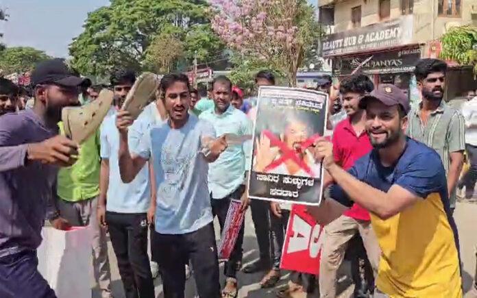 dharwad-job-aspirants-protest-slipper-attack-ministers-photos