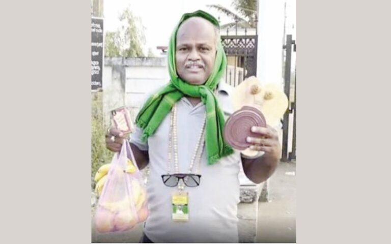 ಲಂಚ ಕೇಳಿ ಜೈಲು ಸೇರಿದ ಅಧಿಕಾರಿಗೆ ಸೊಳ್ಳೆಬತ್ತಿ, ಹಣ್ಣು ನೀಡಿದ ರೈತ!