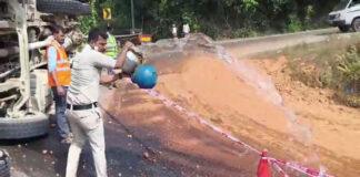 ಸಿದ್ದಾಪುರ: ಜಲ್ಲಿ ತುಂಬಿದ್ದ ಲಾರಿ ಪಲ್ಟಿ, ಡೀಸೆಲ್ ಸೋರಿಕೆ – 112 ಸಿಬ್ಬಂದಿ ಸಮಯಪ್ರಜ್ಞೆ