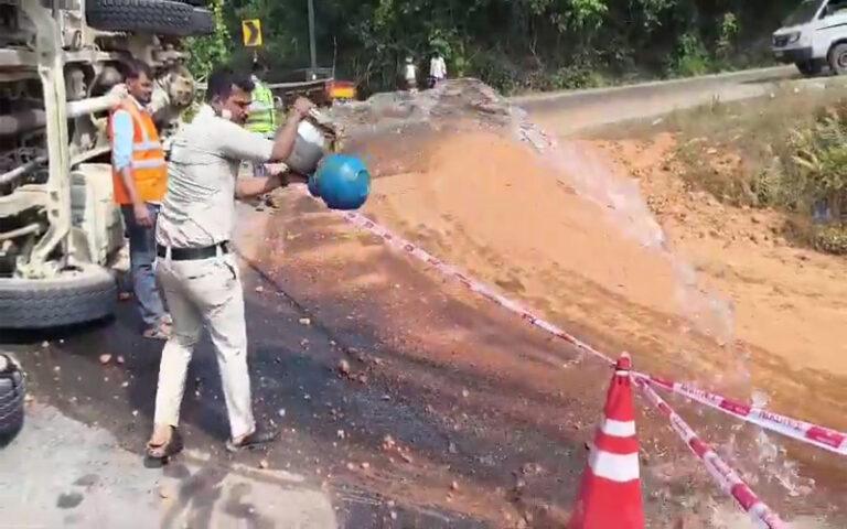 ಸಿದ್ದಾಪುರ: ಜಲ್ಲಿ ತುಂಬಿದ್ದ ಲಾರಿ ಪಲ್ಟಿ, ಡೀಸೆಲ್ ಸೋರಿಕೆ – 112 ಸಿಬ್ಬಂದಿ ಸಮಯಪ್ರಜ್ಞೆ