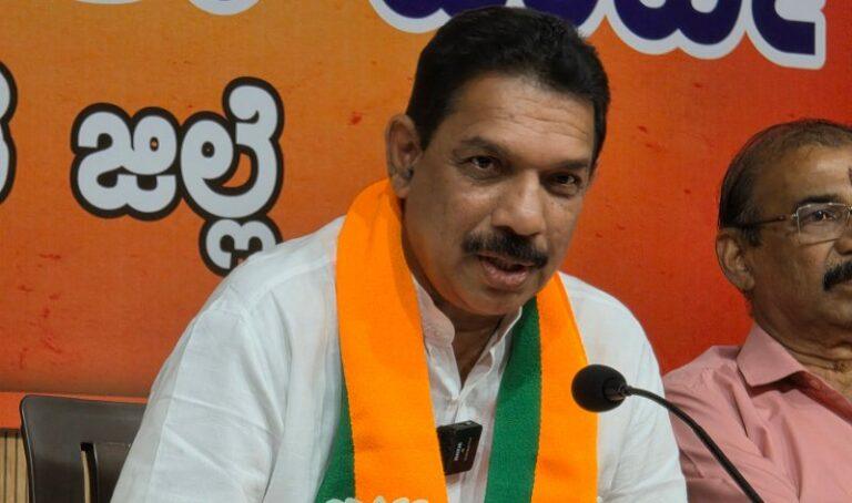 ಗಾಂಧಿಯನ್ನು ಗೋಡ್ಸೆಗಿಂತ ಹೆಚ್ಚು ಬಾರಿ ಕಾಂಗ್ರೆಸಿಗರು ಕೊಂದಿದ್ದಾರೆ