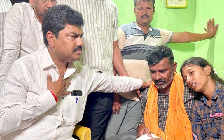 ಶಿವಮೊಗ್ಗದಲ್ಲಿ ಹತ್ಯೆಗೀಡಾದ ವಿದ್ಯಾರ್ಥಿ ಸಂಕೇತ್ ಮನೆಗೆ ಸಂಸದ ಬಿ.ವೈ. ರಾಘವೇಂದ್ರ ಭೇಟಿ