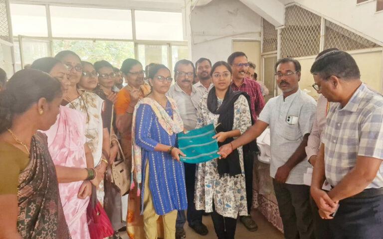 ದಾಂಡೇಲಿಯಲ್ಲಿ ಖಾದಿ ಉಡುಪು ಖರೀದಿಗೆ ತಾತ್ಕಾಲಿಕ ಮಳಿಗೆ