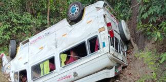 ಚಾರ್ಮಾಡಿ ಘಾಟ್ನಲ್ಲಿ ಟಿಟಿ ವಾಹನ ಪಲ್ಟಿ – ಓರ್ವ ಸಾವು, 9 ಮಂದಿಗೆ ಗಂಭೀರ ಗಾಯ