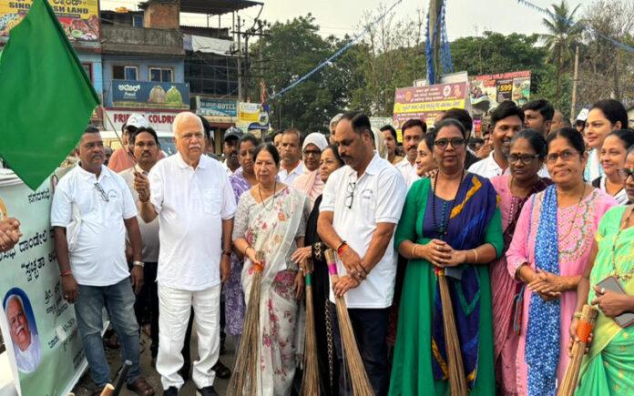 dandeli-cleanliness-drive-rv-deshpande-uttara-kannada