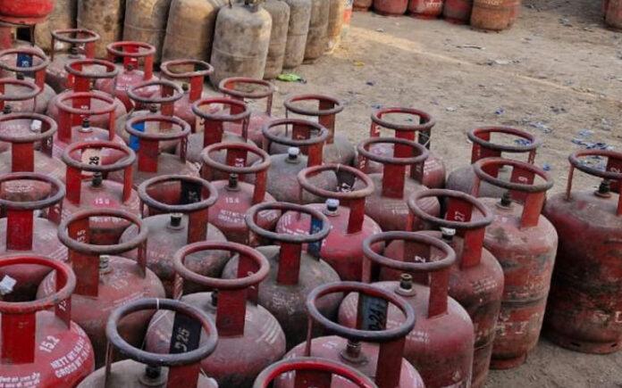 hubballi-illegal-commercial-gas-cylinders-seized-hotel