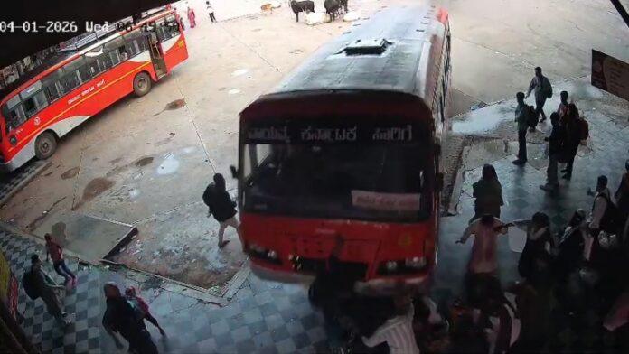 haveri-bus-stand-accident-child-death-bus-crash