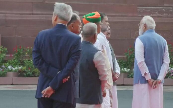 mahatma-jyotirao-phule-birth-anniversary-modi-rahul-interaction-viral