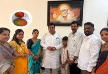 ವಿಜಯಪುರ: ಜಪಾನ್ ಮಾವು ಬೆಳೆದು ಗಮನ ಸೆಳೆದ ರೈತ ಮಹಿಳೆ-ಮಿಯಾಝಕಿ ಹಣ್ಣು ಸಚಿವರಿಗೆ ಉಡುಗೊರೆ