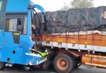 ಭೀಕರ ರಸ್ತೆ ಅಪಘಾತ: ಲಾರಿಗೆ ಬಸ್ ಡಿಕ್ಕಿ – ಪ್ರಯಾಣಿಕರಿಗೆ ಗಾಯ