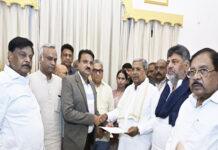 ಮುಖ್ಯಮಂತ್ರಿ ಸ್ಥಾನಕ್ಕೆ ಸಿದ್ದರಾಮಯ್ಯ ರಾಜೀನಾಮೆ