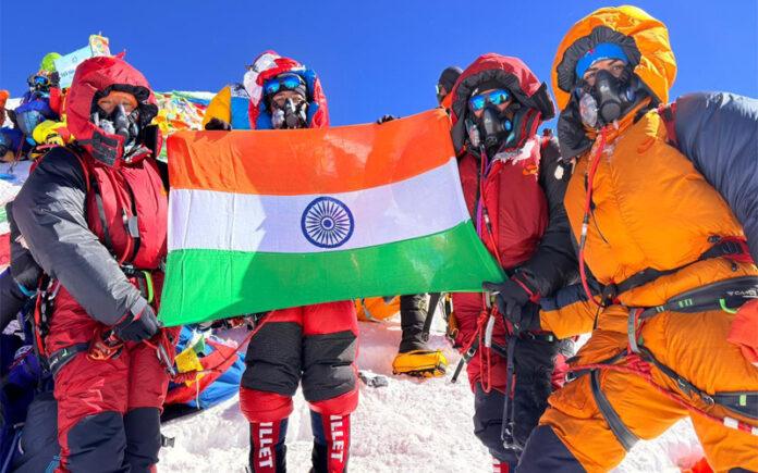 itbp-women-team-successfully-climbs-mount-everest