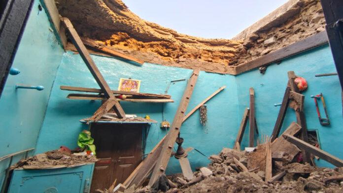 vijayapura-nidagundi-house-roof-collapse-woman-death