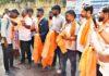 ಹಿಜಾಬ್ ನಿರ್ಧಾರ ವಿರೋಧಿಸಿ ವಿದ್ಯಾರ್ಥಿಗಳಿಗೆ ಕೇಸರಿ ಶಾಲು ವಿತರಣೆ