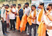 ಹಿಜಾಬ್ ನಿರ್ಧಾರ ವಿರೋಧಿಸಿ ವಿದ್ಯಾರ್ಥಿಗಳಿಗೆ ಕೇಸರಿ ಶಾಲು ವಿತರಣೆ