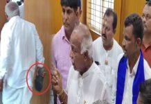 ಪರಿಹಾರ, ನಿವೇಶನ ಹಂಚಿಕೆ ವಿಳಂಬ: ಅಧಿಕಾರಿಗೆ ಚಪ್ಪಲಿ ಏಟು..!
