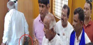 ಪರಿಹಾರ, ನಿವೇಶನ ಹಂಚಿಕೆ ವಿಳಂಬ: ಅಧಿಕಾರಿಗೆ ಚಪ್ಪಲಿ ಏಟು..!