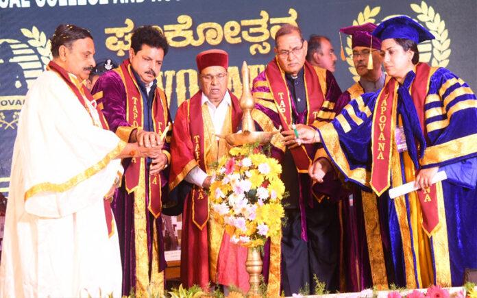governor-thawar-chand-gehlot-highlights-global-role-of-ayurveda-at-davanagere-convocation