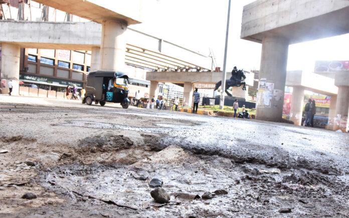 hubballi-flyover-delay-public-outrage-over-bad-roads-and-traffic-chaos